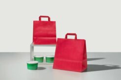 Busta delivery in pregiata carta rosso con fondo largo per l'asporto di contenitori, personalizzata con stampa elegante